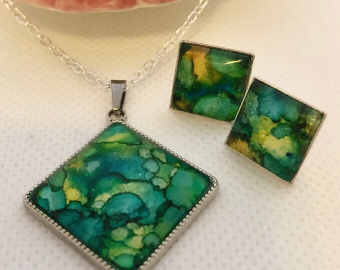 Green Day Lily Diamond Pendant Set
