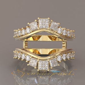 Puede incluir: Un engaste de anillo de oro con un diseño curvo y una fila de pequeños diamantes redondos. El engaste está diseñado para sujetar una piedra central más grande, que no está incluida. El engaste está hecho de oro de 14 quilates y presenta un total de 1,5 quilates de diamantes.