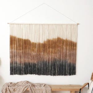 Gran colgante de pared de macramé, arte de fibra bohemio teñido en marrón, cabecero de macramé para dormitorio, regalo de inauguración de la casa bohemio para ella