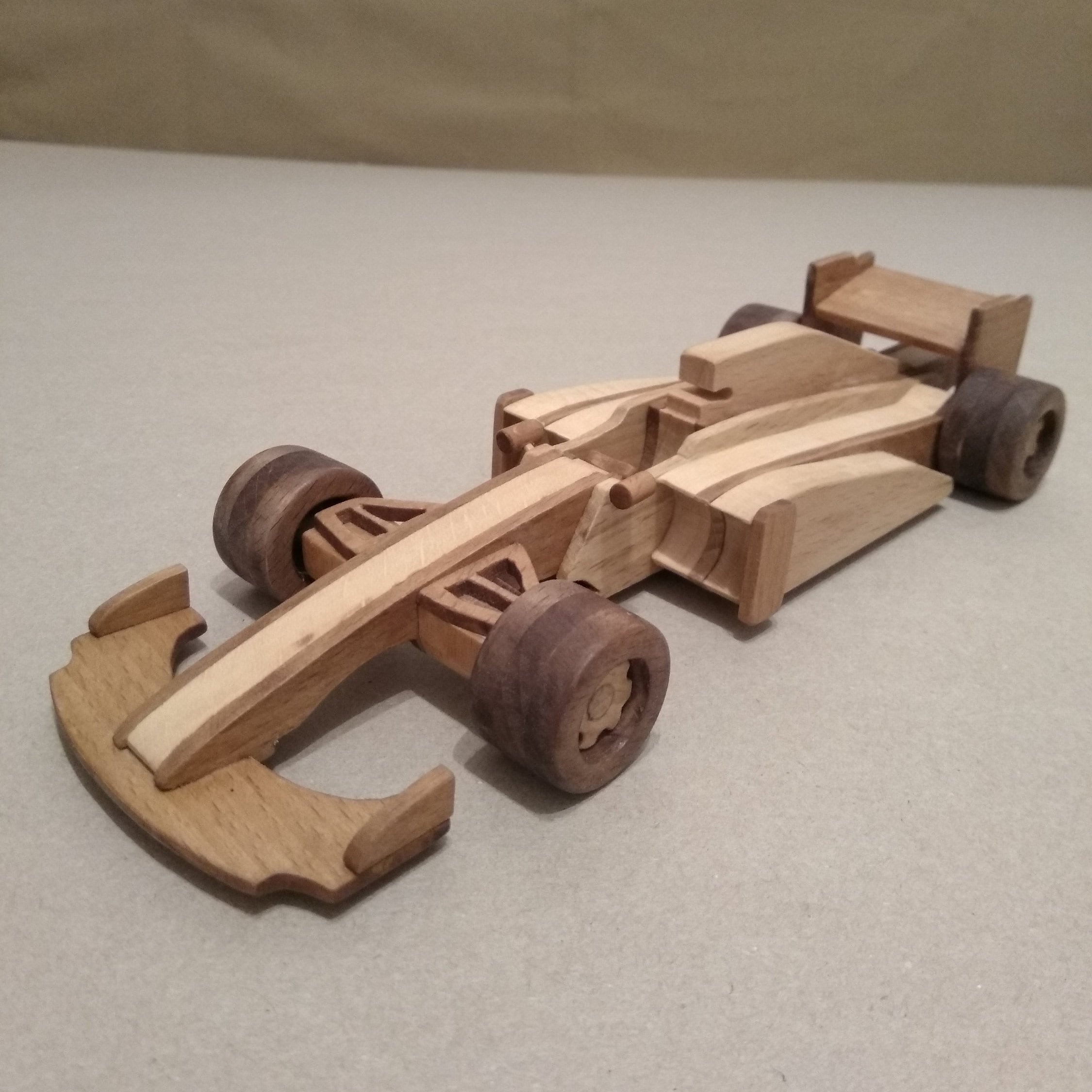 voiture miniature en bois