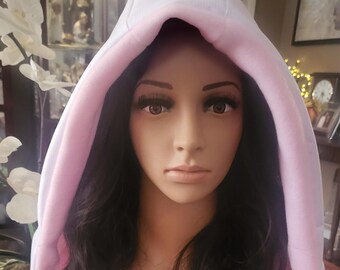 Candy Rain: vernieuwde regenkappen zijn waterdicht, warm en gezellig. Verkrijgbaar in een witte nylon buitenkant en roze fleece binnenkant.