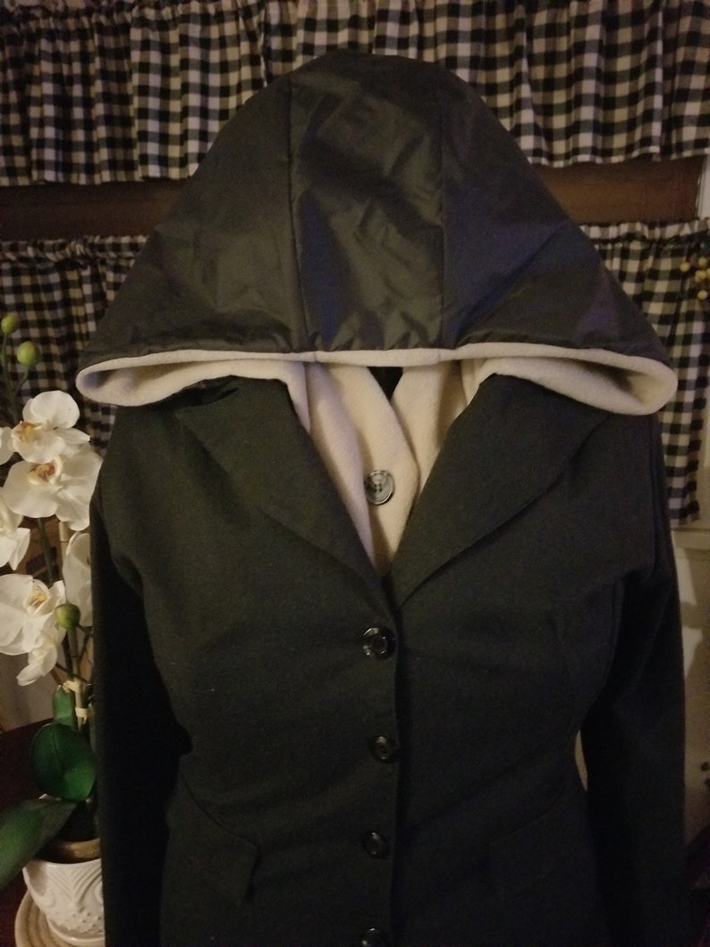 Singing in the Rain in this Updated Rain Hood Waterproof, Over-Sized, Black Exterior/Neutral Color Interiors See Description. Beige Fleece