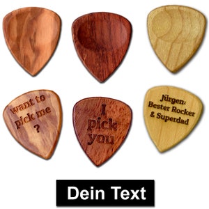 Könnte beinhalten: Sechs Holz-Plektronen mit verschiedenen Designs und Texten. Die Plektren sind braun, hellbraun und rötlich braun. Der Text auf den Plektren lautet "want to pick me?", "I pick you" und "Jürgen: Bester Rocker & Superdad".