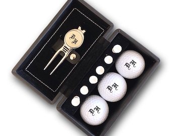 Set de balles de golf avec initiales gravées personnalisé 3 balles de golf Wilson pitch fork et 6 tees coffret cadeau noir texte souhaité cadeau golfeur