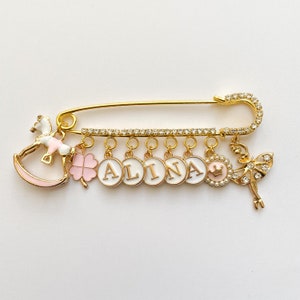 Alfiler de pedrería con 9 dijes, alfiler de cochecito, broche de bebé, niña, niño, para nacimiento, alfiler, regalo personalizado