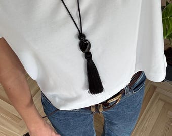 Collar con borlas de piedras preciosas negras