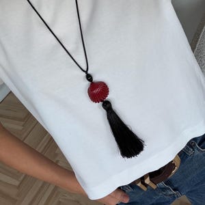 Collana con pietra preziosa nera, conchiglia rossa e nappa / ONICE