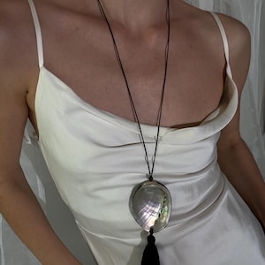 Pendentif ormeau coquillage • Long collier avec pampille | Bijoux tendance