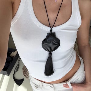 Hanger met kwastje en schelp | Opvallende ketting