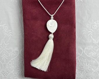 Lekki naszyjnik z frędzlami i polerowaną zawieszką ze skamieniałości | Biały