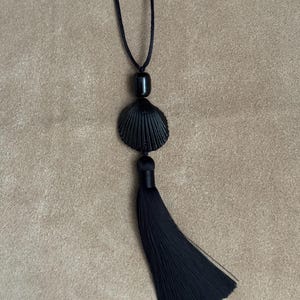 Onyx and Seashell Pendant • Tassel necklace and black shell