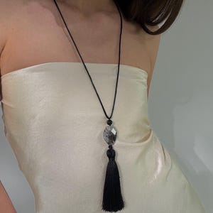 collar con borla de piedras preciosas