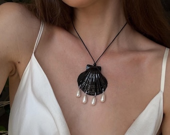 Shell necklace with Pearl Droplets