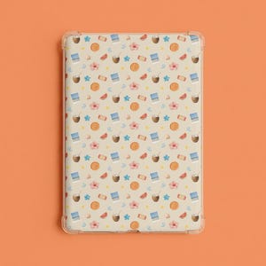 Op de afbeelding: Een rechthoekige tablethoes met een doorzichtig frame en een crèmekleurige achterkant met een herhalend patroon van kleine tropische iconen, waaronder roze hibiscusbloemen, kokosnoten met rietjes, blauwe oceaangolven en oranje citrusvruchten.