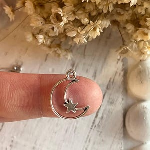 20 Silver Crescent Moon Bezels: Zinc Alloy Earring Charms (19x15 mm)