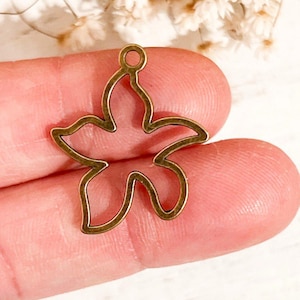 10 pieces bronze Starfish Open Back Bezels, Flower Frames for Resin Earrings, Flower Earring Charms, Open Back Bezels, Earring Pendants