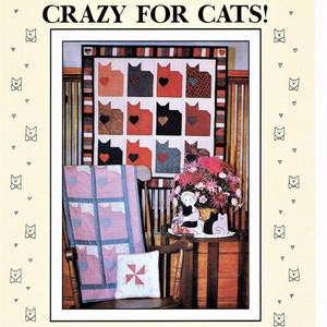 Könnte beinhalten: Ein Quiltmuster mit einem Patchwork aus Katzen mit Herzen. Der Quilt wird auf einem Schaukelstuhl mit einem Kissen ausgestellt. Das Muster trägt den Titel "Crazy for Cats!" und stammt von "Mumm's the Word".