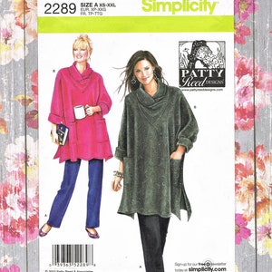 Może przedstawiać: Wzór szycia Simplicity numer 2289 na tunikę z golfem. Wzór jest dostępny w rozmiarach XS-XXL. Wzór zawiera dwa różne style tuniki, jeden w kolorze różowym, a drugi w kolorze zielonym. Wzór pochodzi od Patty Reed Designs.