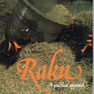 Può includere: Un libro intitolato "Raku: Un approccio pratico" di Steve Branfman. La copertina presenta un primo piano di un vaso in ceramica che viene cotto in un forno, con fiamme e segatura intorno.