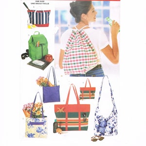 Può includere: Un modello Butterick con vari design di borse. Le borse includono una tote bag a righe, uno zaino verde, una borsa con coulisse e diverse tote bag in diversi colori e motivi. Il numero del modello è 4968.