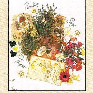 Può includere: Un collage con una tazza da tè, un nido di uccello, fiori e rametti di erbe. Le parole "Prezzemolo", "Salvia" e "Timo" sono scritte a mano sull'immagine. È presente anche la frase "In the Garden".