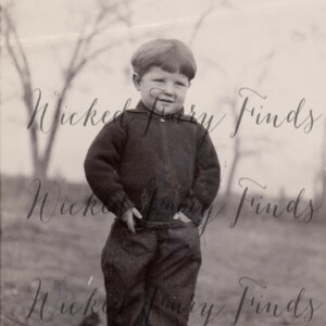 Vintage schattige kleine jongen foto, Instant Download, digitale foto, kleine jongen in wollen outfit op Log Ephemera,