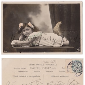 Cartão postal antigo com foto de garota francesa, foto digital de download instantâneo, linda garota com laços de cabelo e botas vitorianas, cartão postal traseiro e frontal