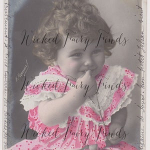 Vintage linda chica foto postal para descarga instantánea de fotos digitales, linda niña con rizos y vestido rosa