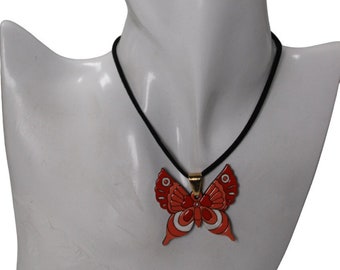 Conjunto de collar y pendientes con mariposa roja cortada con láser.