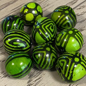 Palline/perline Bombona verdi e nere con motivi colombiani. Creazione di gioielli biologici/naturali. Confezione da 20 perline verdi. Spedizione gratuita.