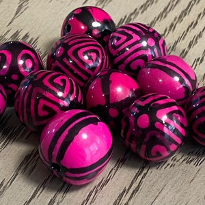 Bombona Ball Beads. 20 Pink Patterned Pieces