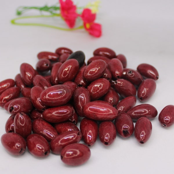 Perles rouges faites de graines de camajuro de Colombie. Dimensions : 2,5 x 1,5 cm. environ. Perles naturelles. Paquet de 30 perles. Livraison gratuite R.1019