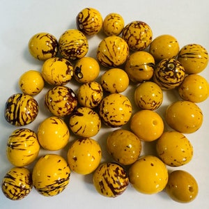30 Yelloy Bombona Balls - Seeds, Big Size, 2 - 2.5 cm. Approx. Top Drilled. Natural Jewelry Making Supplies. Free Shipping