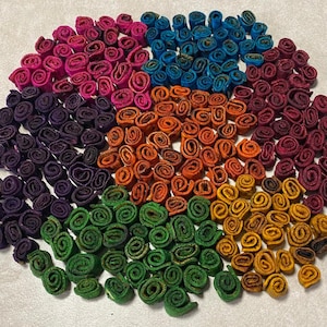 Orangenschalen Minirollen gemalt. Sieben Farben. 70 Stück in 7 Farben Größe: 1 cm x 1cm. Umweltfreundlicher, natürlicher und organischer Schmuck. Fair Trade