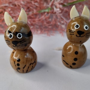 Kittens made in tagua. Handmade. Object to decorate.