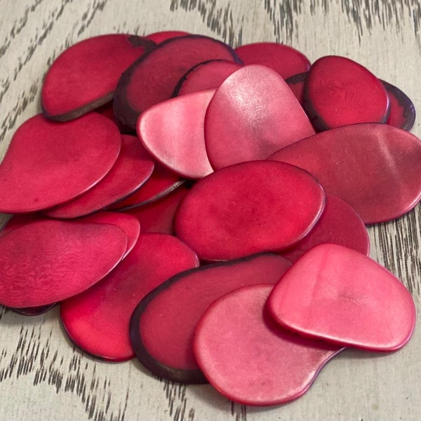 Chips de tagua bio rouges - tranches de Colombie. Taille : 3 x 3 cm. environ. Noix d'ivoire végétal. 20 tranches. Livraison gratuite