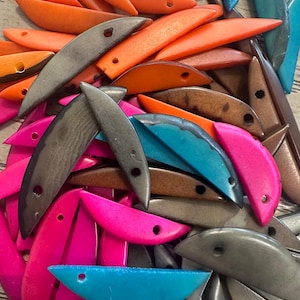 Perline di Tagua 50 perline di Tagua Ciondolo a forma di lisca di pesce, piuma e foglia a semicerchio - Perline di semi fatte a mano con noce di Tagua dalla Colombia Creazione di gioielli
