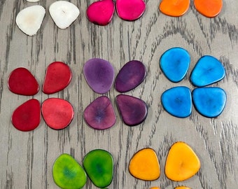 Tagua beads - slices - chips in 8 colors. Teardrop shape. Size: 3 x 3 cm. approx. Vegetable ivory nut. Undrilled. Pack of 32 pieces