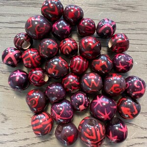25 Organic Bombona Small & Big Balls. Purple, Red and Pink Colors with Pattern. Organic Seeds from Colombia. Natural Jewelry Making Supplies