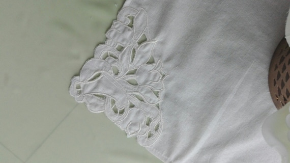 Tulip Corner. Richelieu Cutwork Machine Embroidery Design Tulip Corner. Richelieu Cutwork Machine Embroidery Design