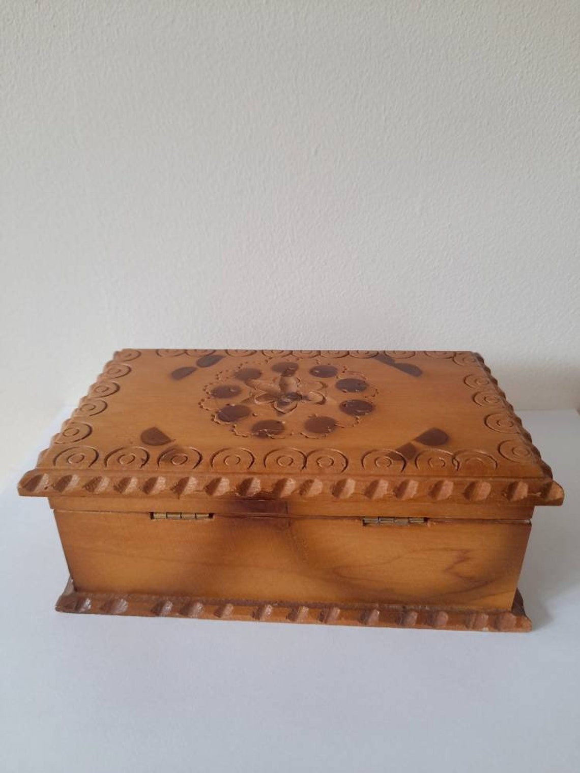 Geschnitzte Holzkiste Dekobox mit Spiegel | Etsy