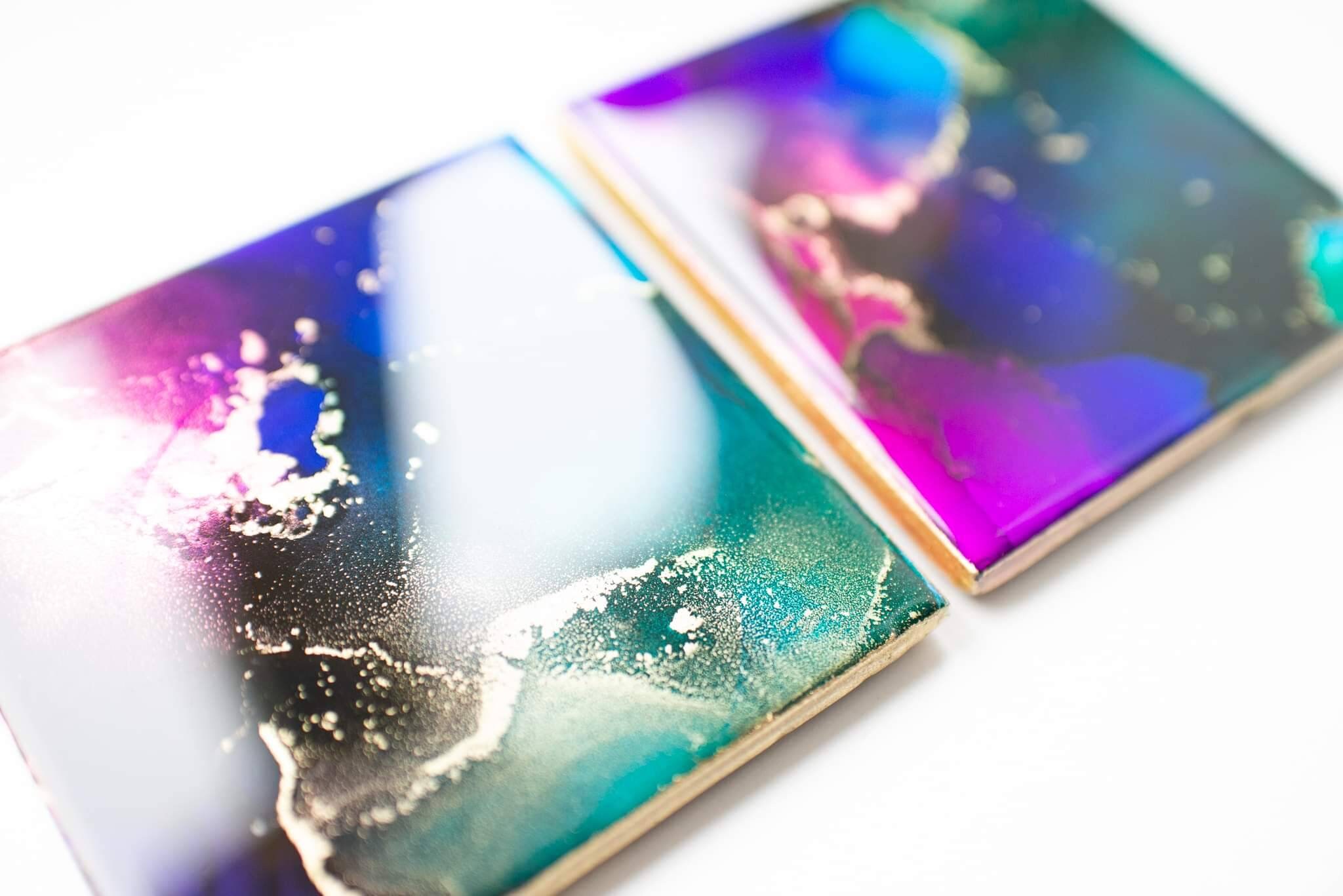 paire de dessous verre deux tables d'appoint lit carrées peintes à la main galaxie cosmique en céramique bleu, sarcelle, violet rose et or