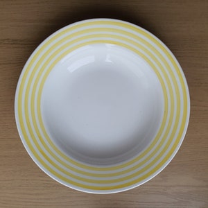 Plato de loza soviético vintage con rayas / Plato hondo / Cena / Plato de cerámica antiguo / Borde amarillo / Budy