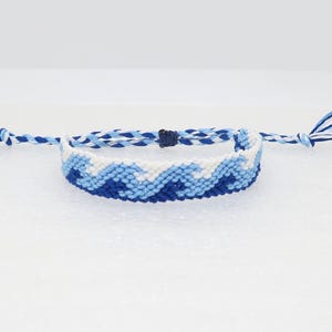 Brasilianisches Armband mit Wellenmuster