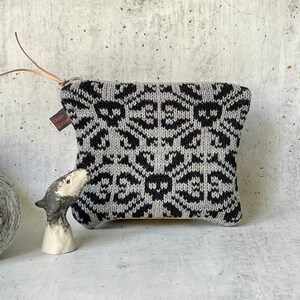 Cartera con puntada de calavera | Mini bolso de punto | Pequeño bolsillo con cremallera para dinero, tarjetas, llaves | idea de regalo