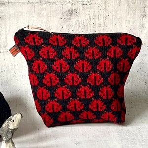 Gestrickte „Glücksbringer“ Tasche | Marienkäfer außen und innen | Kosmetiktasche | Kleinkramtasche | Geschenkidee