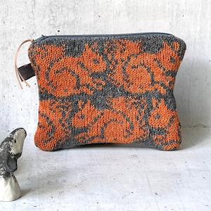 Gestrickte Geldbörse „Waldgeflüster“ | Minitasche Eichhörnchen | Kleine Reißverschlußtasche | Geschenkidee