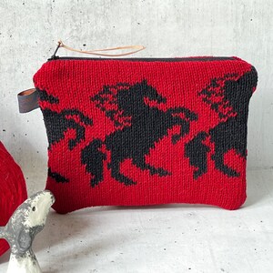 Gestrickte Geldbörse „Wildfang“ | Minitasche Pferd | Portemonnaie| Reißverschlußtasche | Geschenkidee