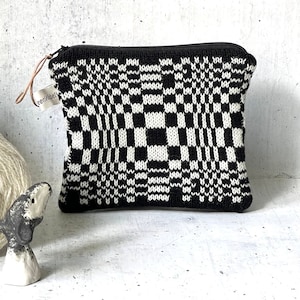 Gestrickte Geldbörse „Pixelpoesie“ | Minitasche |  OP-Art Portemonnaie | Reißverschlußtasche | Geschenkidee