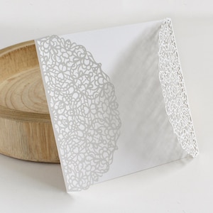 Couvertures blanches d'invitation découpées au laser gatefold - faire-part de mariage DIY - couvertures découpées au laser - faire-part de mariage - papeterie de mariage